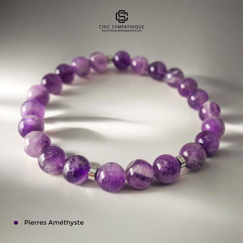 Bracelet femme en améthyste naturelle "L'Impératrice Violette" - Perles violetes et brillantes sur fond gris