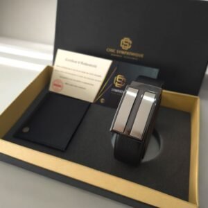 La ceinture double face en cuir noir et marron incarne l’élégance monochrome à son sommet. Ce duo raffiné associe une ceinture réversible au fini subtilement contrasté à un portefeuille au design épuré. La boucle métallique fixe apporte la touche finale à cet ensemble d’une modernité intemporelle.