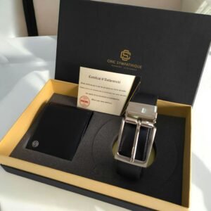La base intemporelle d’une maroquinerie masculine réussie. Ce duo essentiel associe la polyvalence inégalée d’une ceinture réversible classique à la fiabilité d’un portefeuille traditionnel en cuir noir. Toujours approprié, jamais démodé.