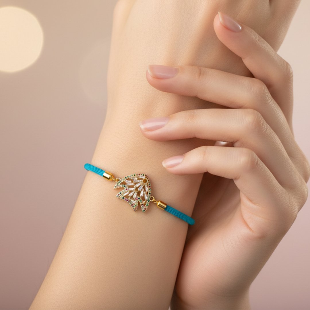 Poignet d'une femme portant un bracelet en cordon de couleur turquoise. Le pendentif est une Poignet d'une femme portant un bracelet en cordon de couleur turquoise, orné d'un pendentif en forme de poisson doré. Le bijou est ajouré, avec un contour serti de cristaux multicolores et un centre pavé de cristaux blancs taille baguette.